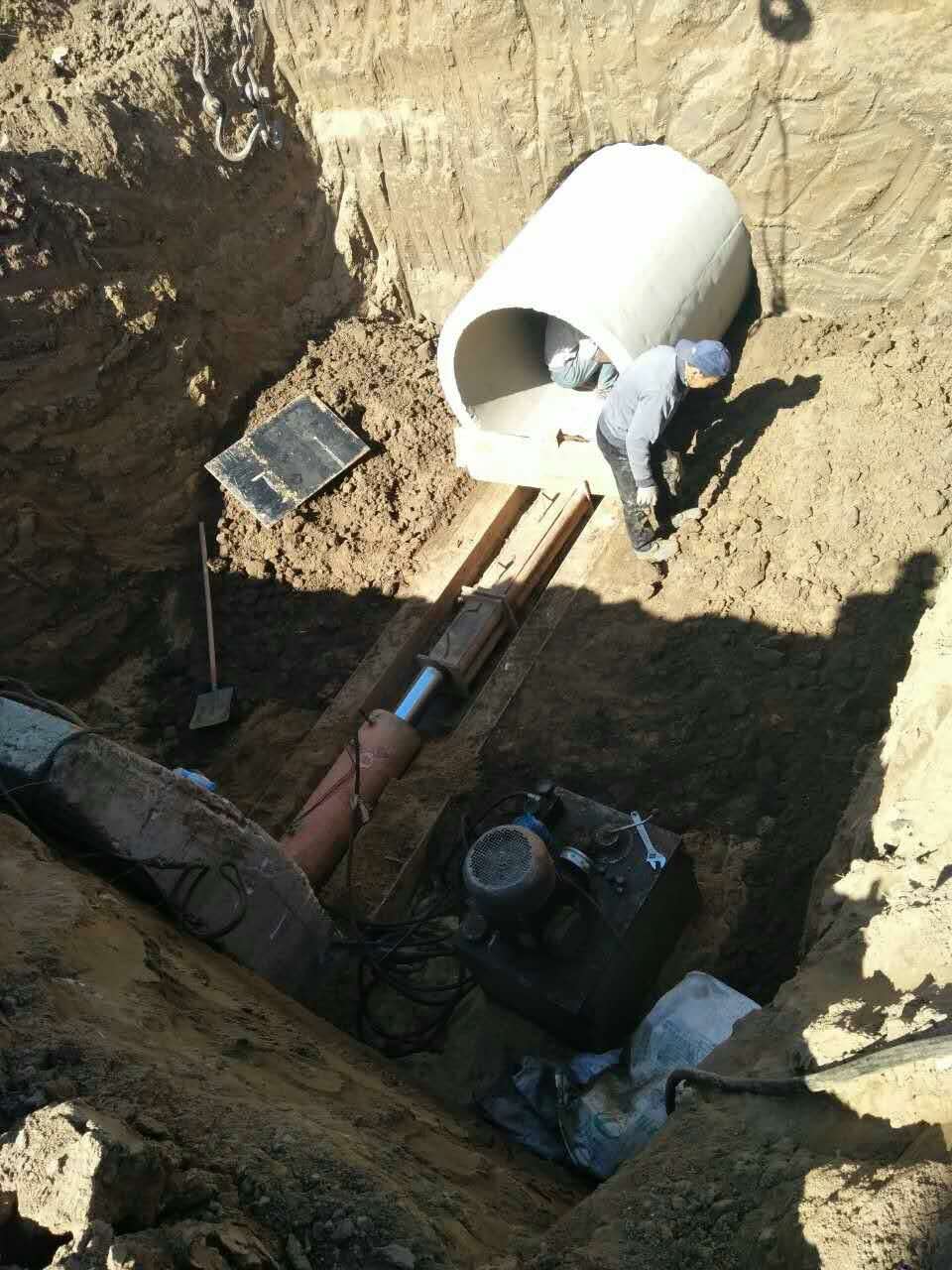 呼和浩特拉管施工對成吉思汗大街施工現場(chǎng)